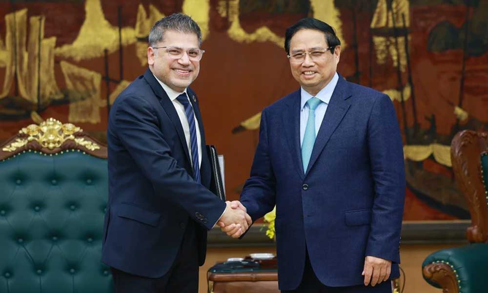 PM calls on AstraZeneca to transfer vaccine technology to Vietnam